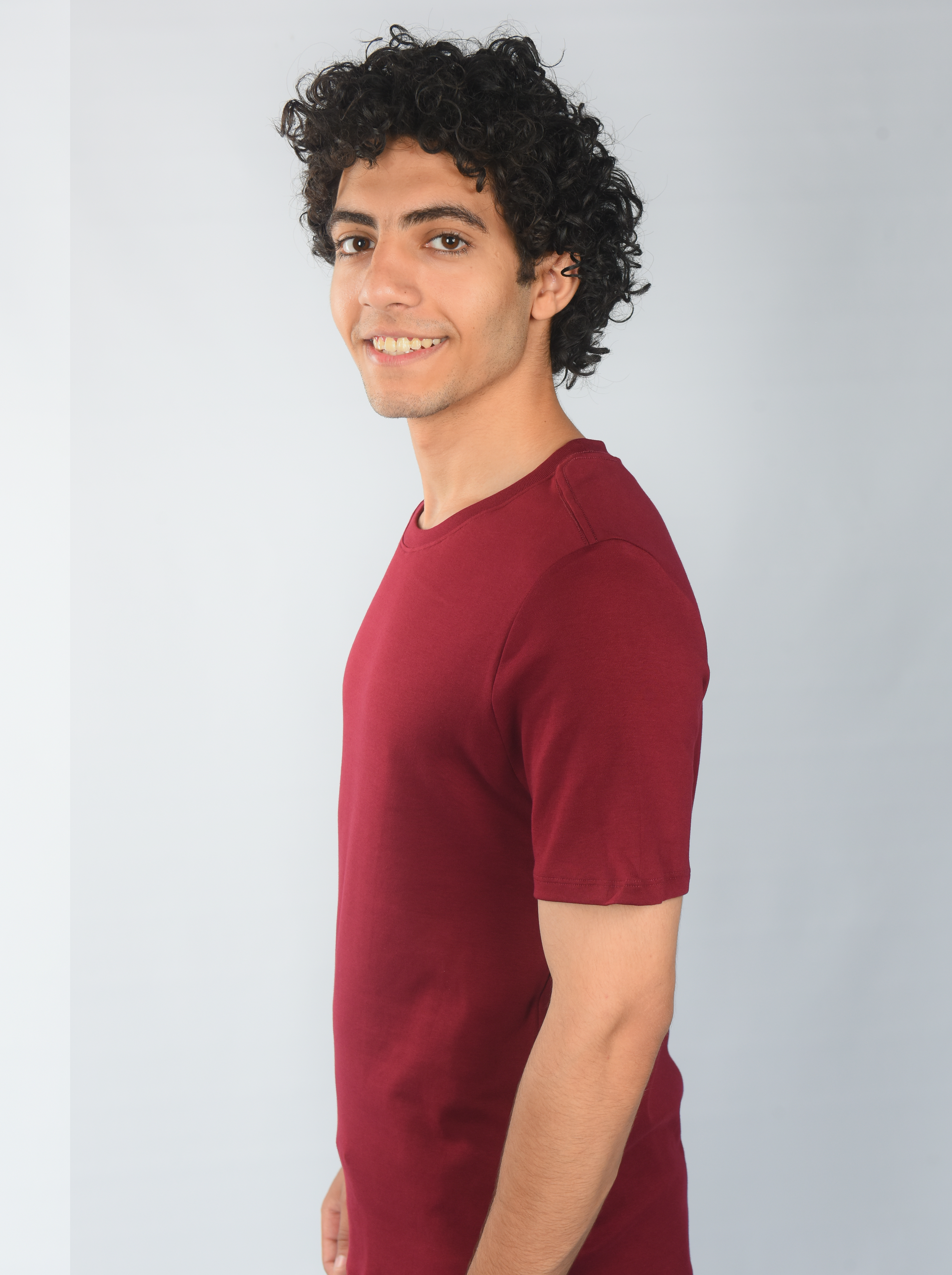 photoshoot scene 4 men grand tee   burgundy